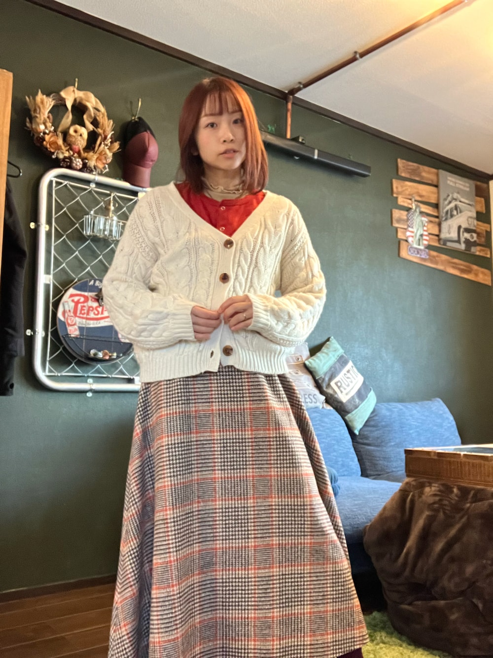 ベージュ系のワンピース、レッド系のカーディガン/ボレロ、ホワイト系のカーディガン/ボレロを着用したレディースの冬コーディネートの4枚目の写真