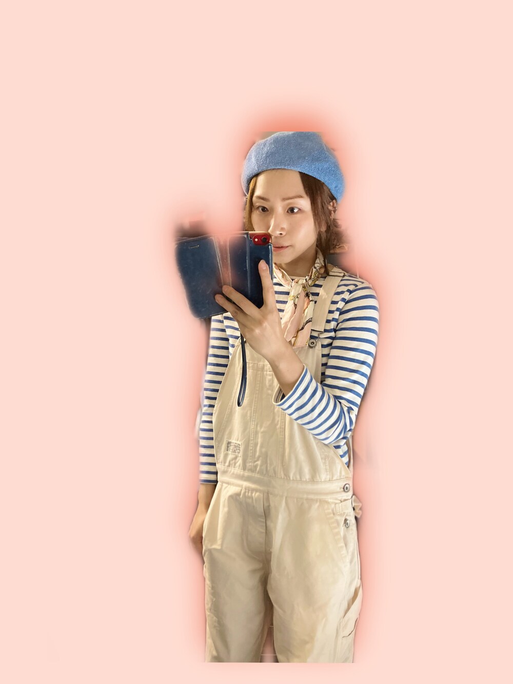 ブラック系のショルダーバッグ、ホワイト系のサロペット/オーバーオール、ブラック系のキャップを着用したレディースの夏コーディネートの2枚目の写真