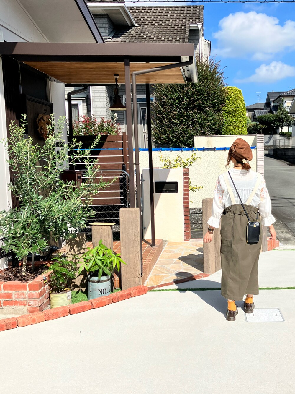 ブラウン系の帽子を着用したレディースの秋コーディネートの2枚目の写真