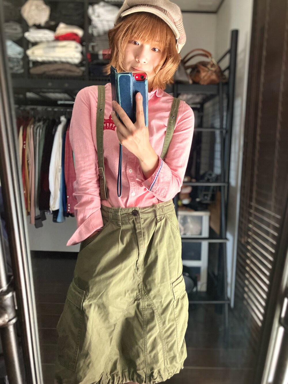 グリーン系のスカート、ピンク系のシャツ/ブラウス、ベージュ系のキャスケットを着用したレディースの秋コーディネートの3枚目の写真