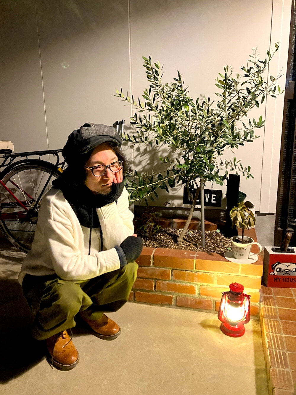 ホワイト系のニット/セーター、グリーン系のカーゴパンツ、ホワイト系のワンピースを着用したレディースの秋コーディネートの3枚目の写真