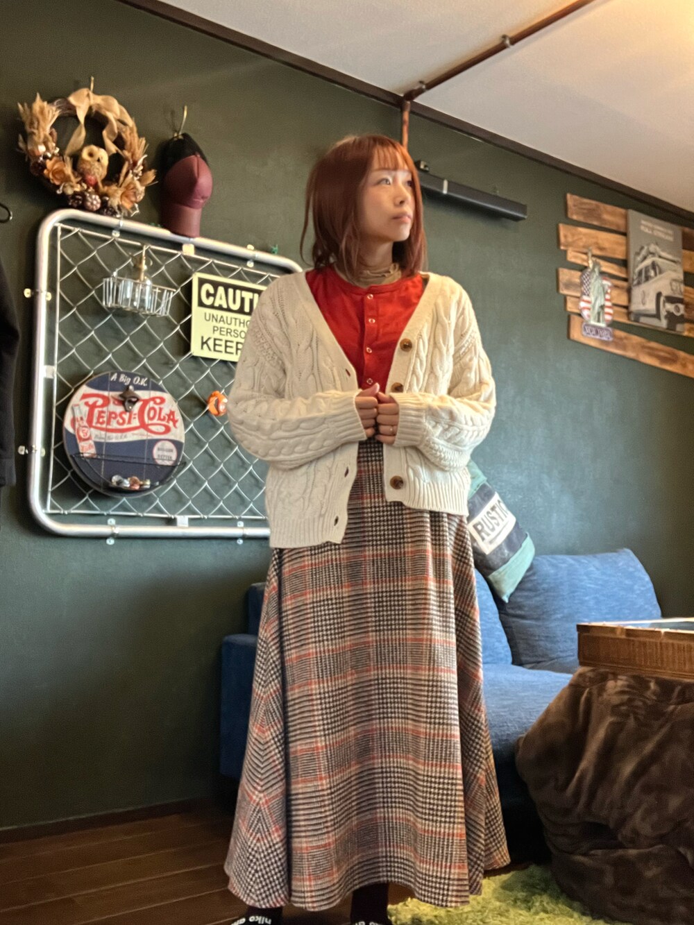 ベージュ系のワンピース、レッド系のカーディガン/ボレロ、ホワイト系のカーディガン/ボレロを着用したレディースの冬コーディネートの2枚目の写真