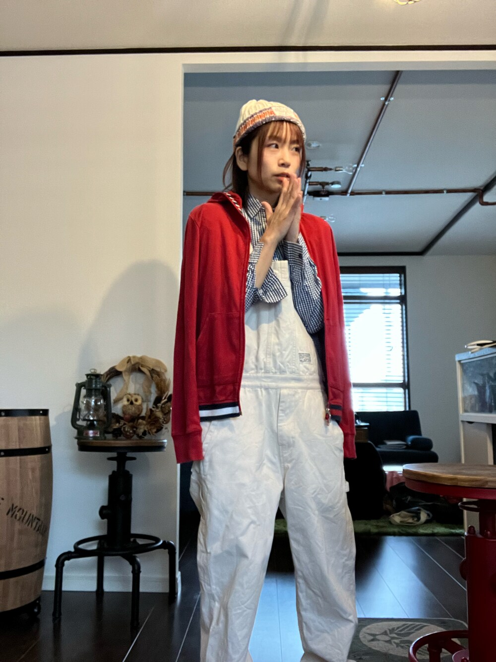 ホワイト系のサロペット/オーバーオール、ブラック系のシャツ/ブラウス、レッド系のパーカーを着用したレディースの秋コーディネートの3枚目の写真