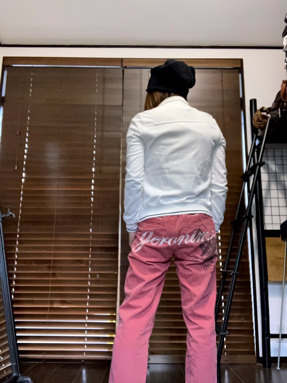 ホワイト系のパーカー、ブラック系のニットキャップ/ビーニー、ブラウン系のベルトを着用したレディースの秋コーディネートの4枚目の写真