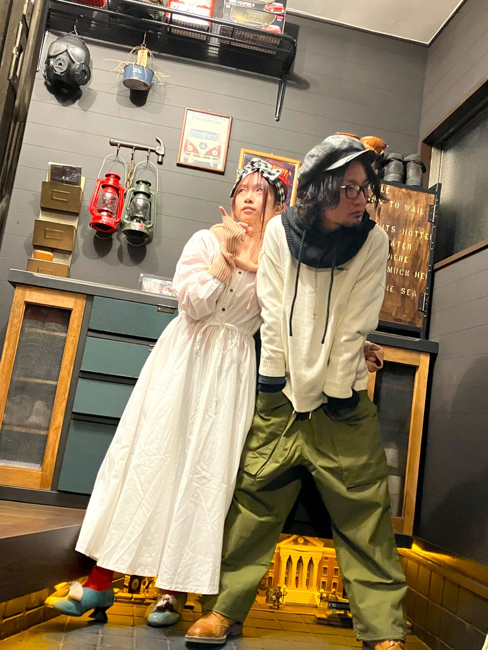 ホワイト系のニット/セーター、グリーン系のカーゴパンツ、ホワイト系のワンピースを着用したレディースの秋コーディネートの2枚目の写真