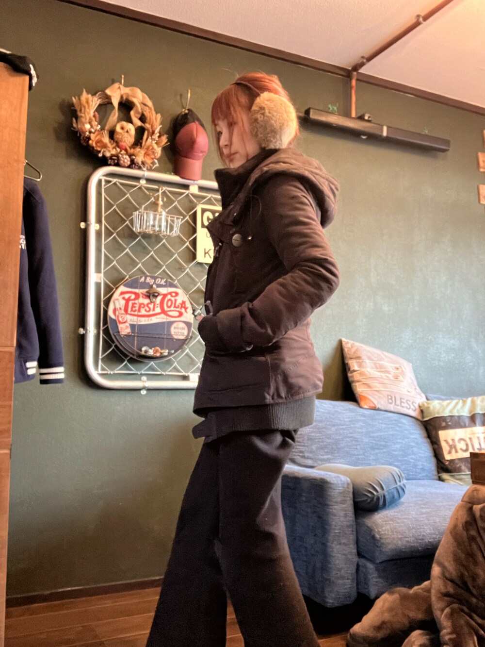 ブラック系のジャケット/アウター、ブラック系のパンツを着用したレディースの冬コーディネートの2枚目の写真