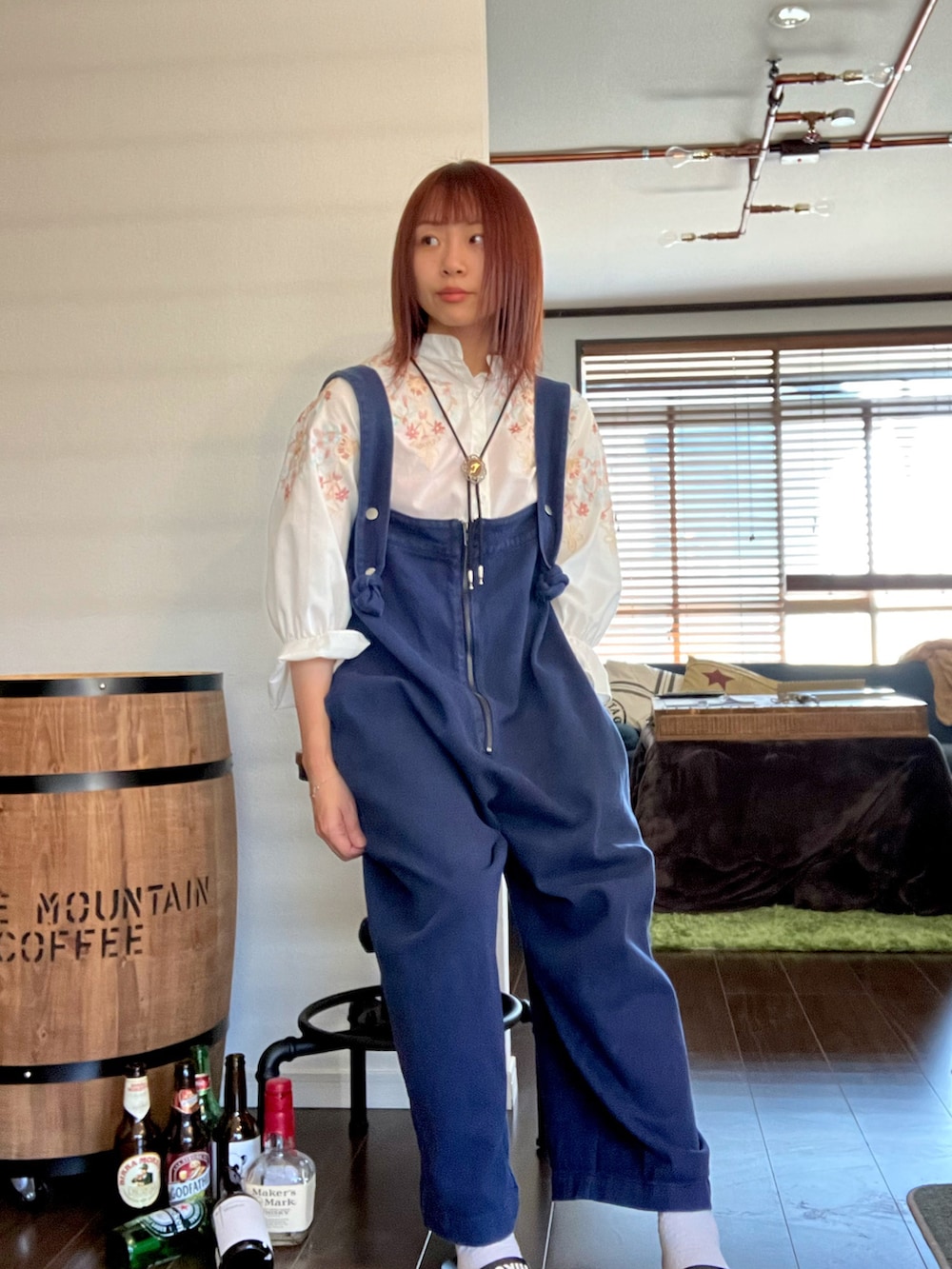 ブルー系のサロペット/オーバーオール、シルバー系のブレスレット、ブルー系のアナログ腕時計を着用したレディースの秋コーディネートの3枚目の写真