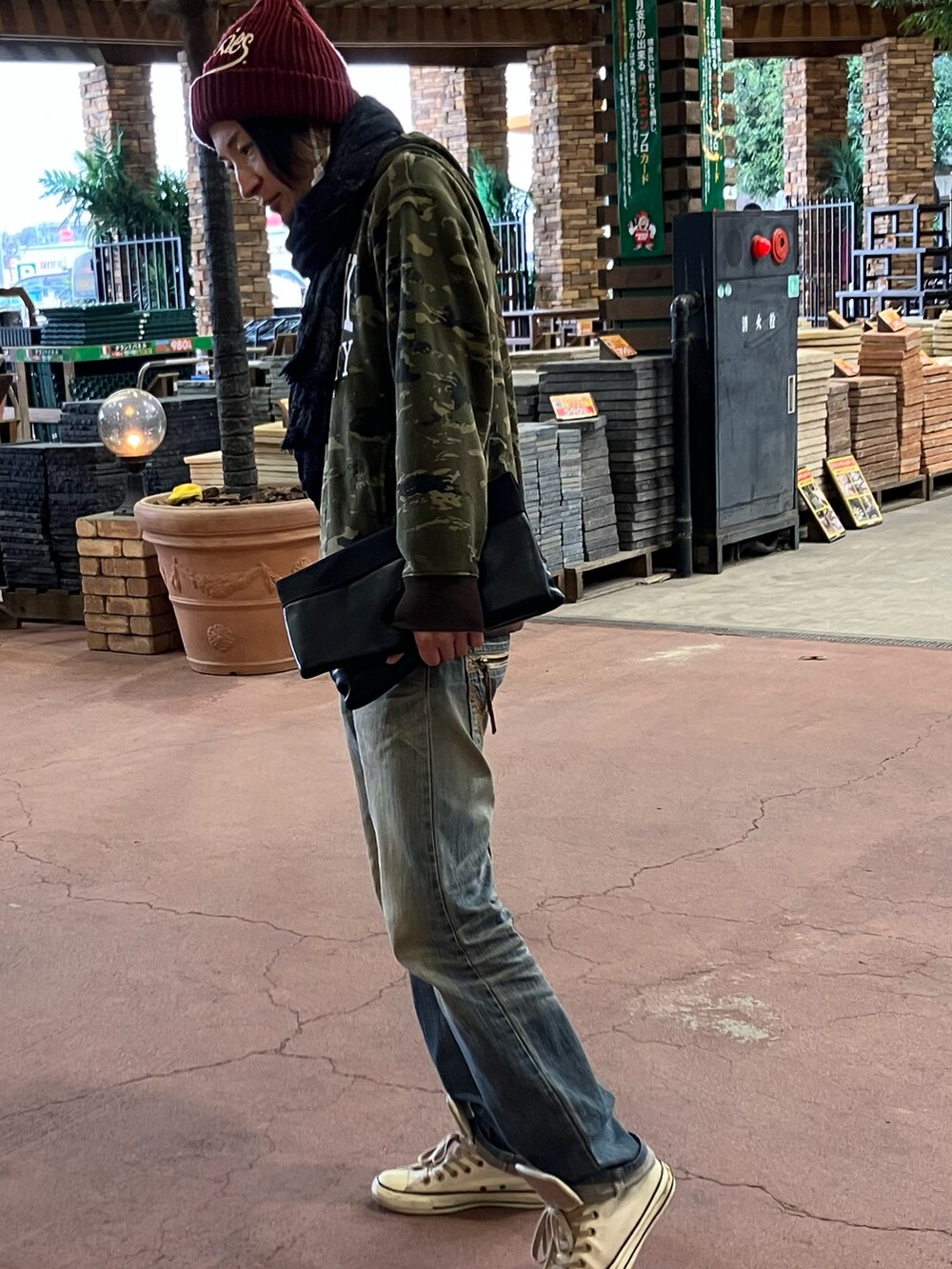 ブラウン系のサロペット/オーバーオール、ブルー系のキャスケット、ブラック系のニットキャップ/ビーニーを着用したレディースの冬コーディネートの4枚目の写真