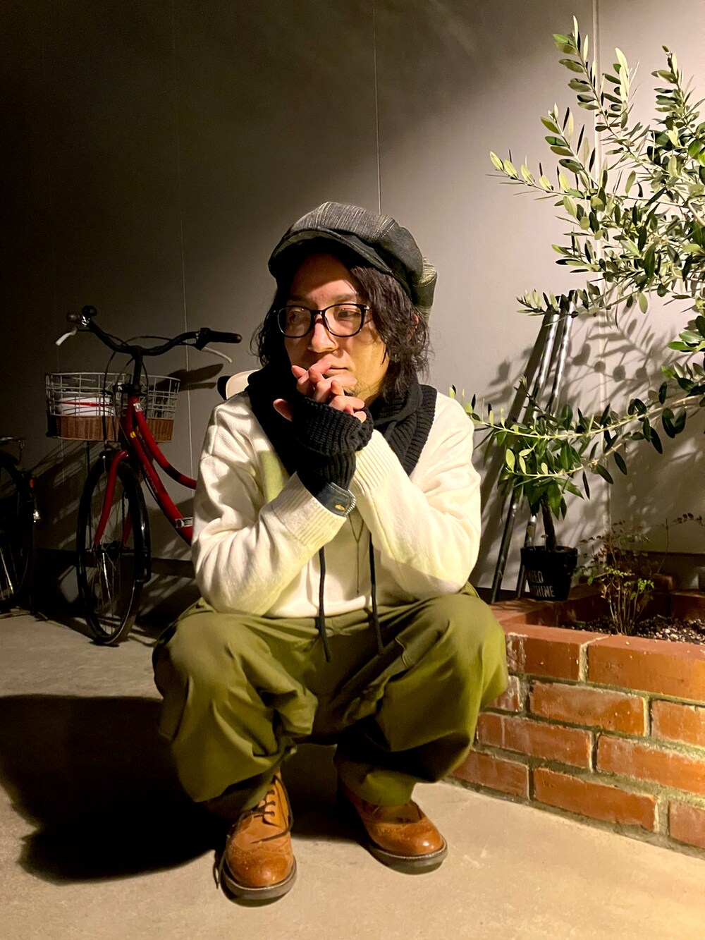 ホワイト系のニット/セーター、グリーン系のカーゴパンツ、ホワイト系のワンピースを着用したレディースの秋コーディネートの4枚目の写真