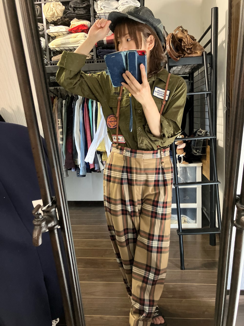 ベージュ系のその他パンツ、ブルー系のキャスケット、ブラウン系のサスペンダーを着用したレディースの春コーディネートの2枚目の写真