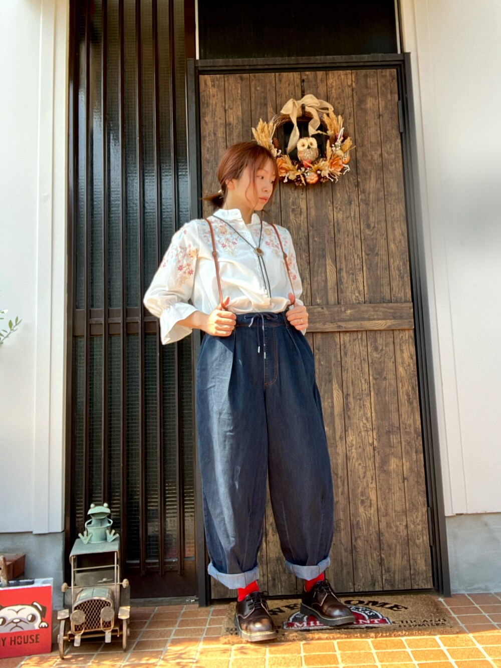 ブルー系のデニムパンツを着用したレディースの秋コーディネートの3枚目の写真