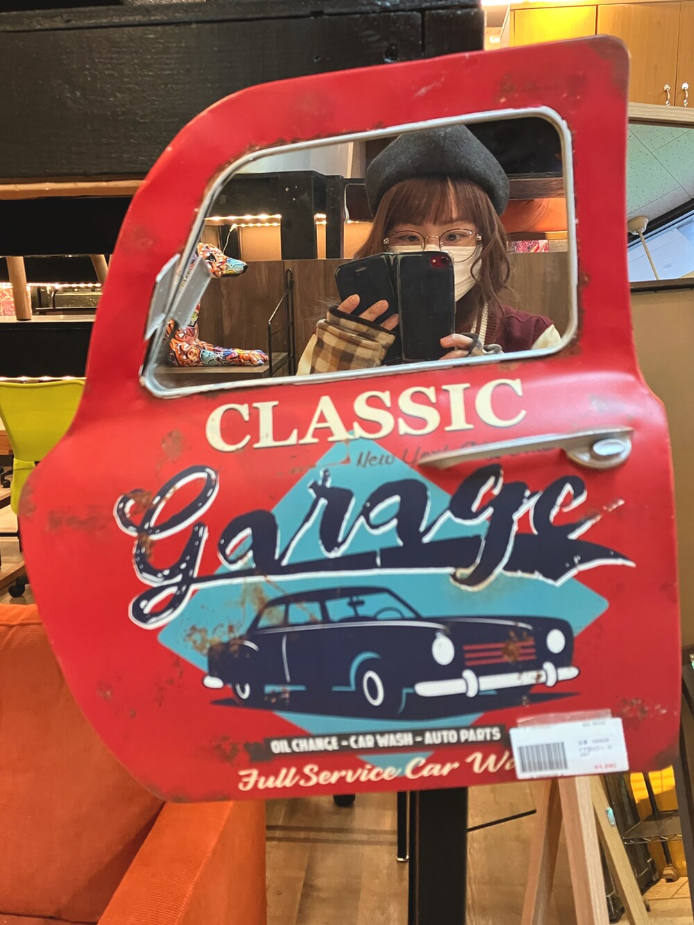 レッド系のスタジャン、グレー系の帽子を着用したレディースの冬コーディネートの3枚目の写真