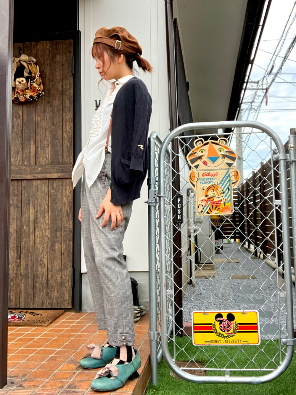 ブラック系のカーディガン/ボレロ、グリーン系のパンプス、グレー系のその他パンツを着用したレディースの秋コーディネートの2枚目の写真