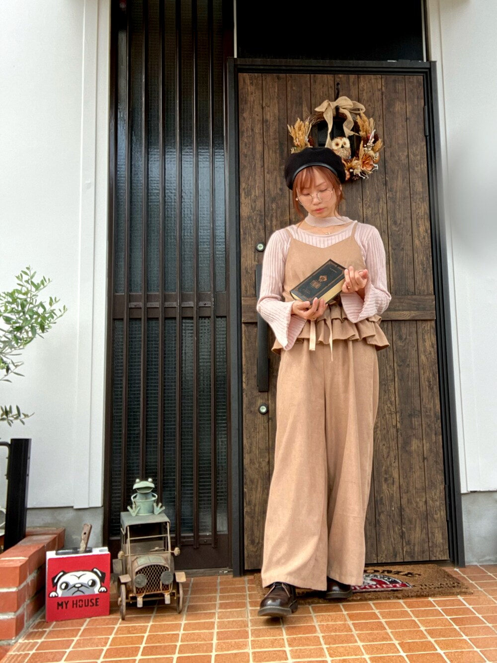 ブラウン系のローファー、ピンク系のニット/セーター、ベージュ系のオールインワン・サロペットを着用したレディースの秋コーディネートの2枚目の写真