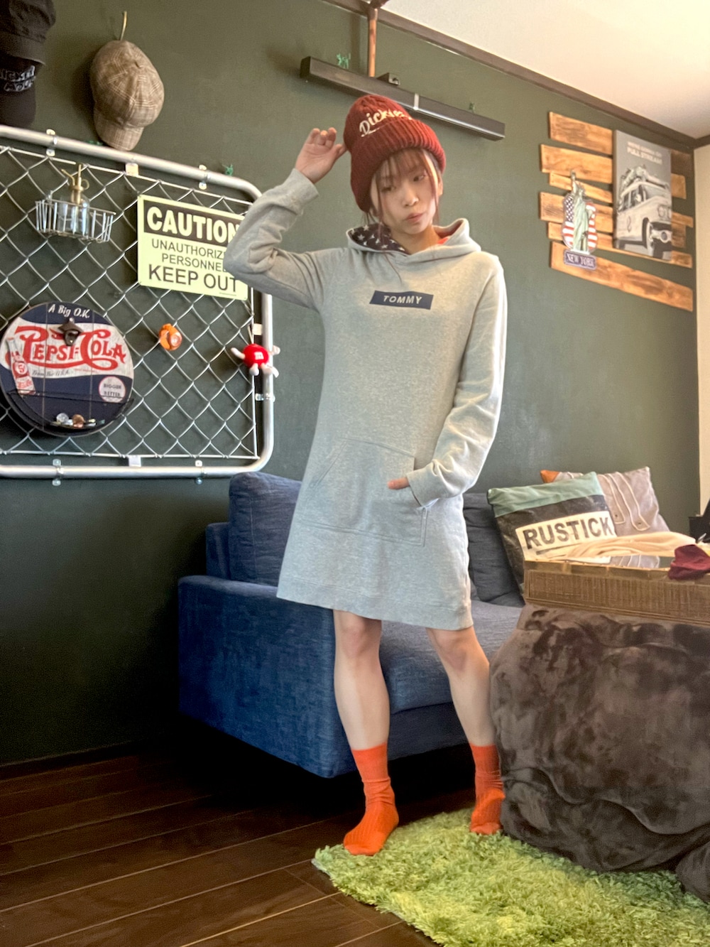 グレー系のワンピース、レッド系のニットキャップ/ビーニー、グレー系のポスター/アートを着用したレディースの秋コーディネートの2枚目の写真