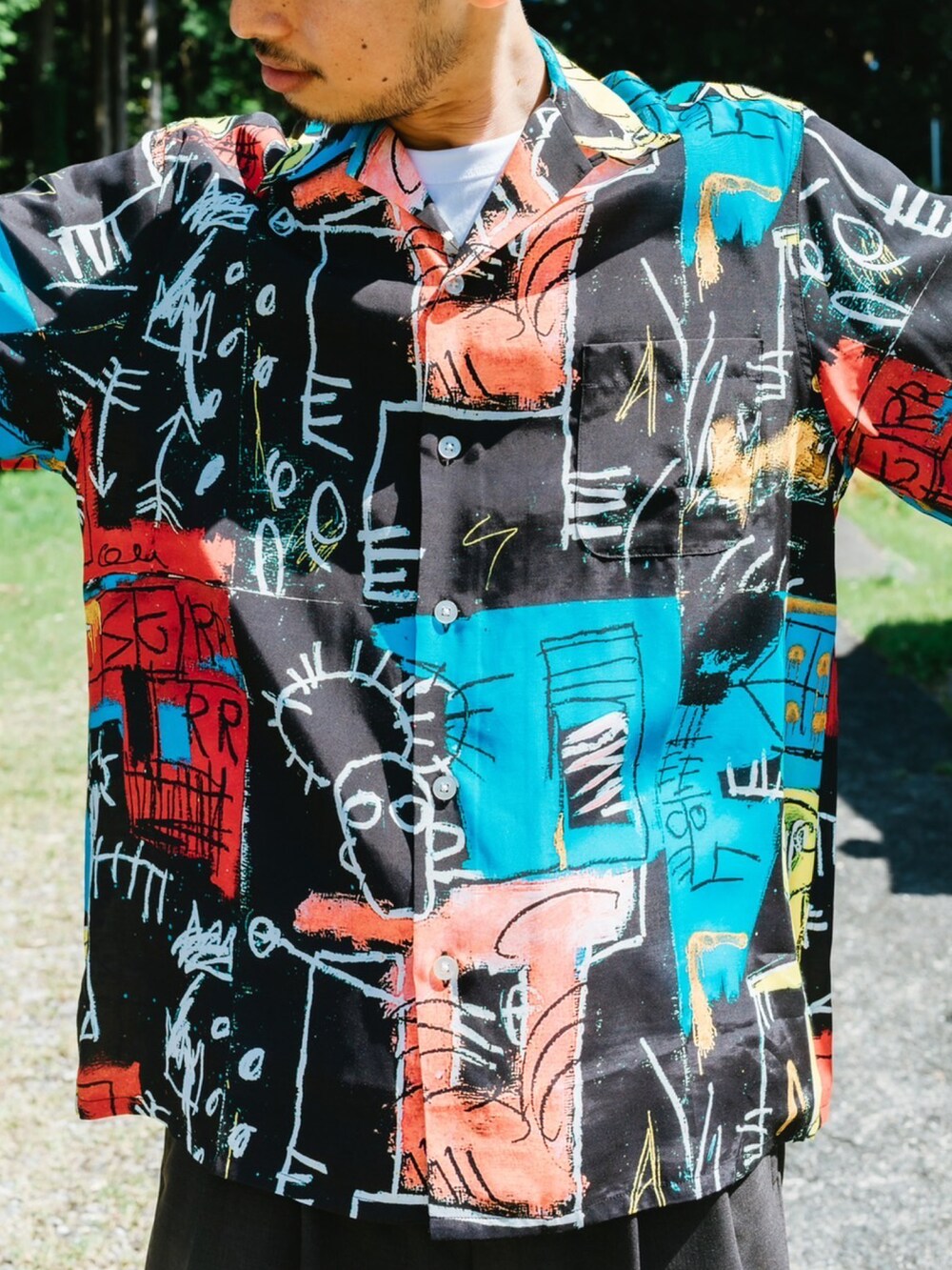 ブラウン系のスラックス、ブラック系のスニーカー、その他のシャツ/ブラウスを着用したメンズの秋コーディネートの2枚目の写真