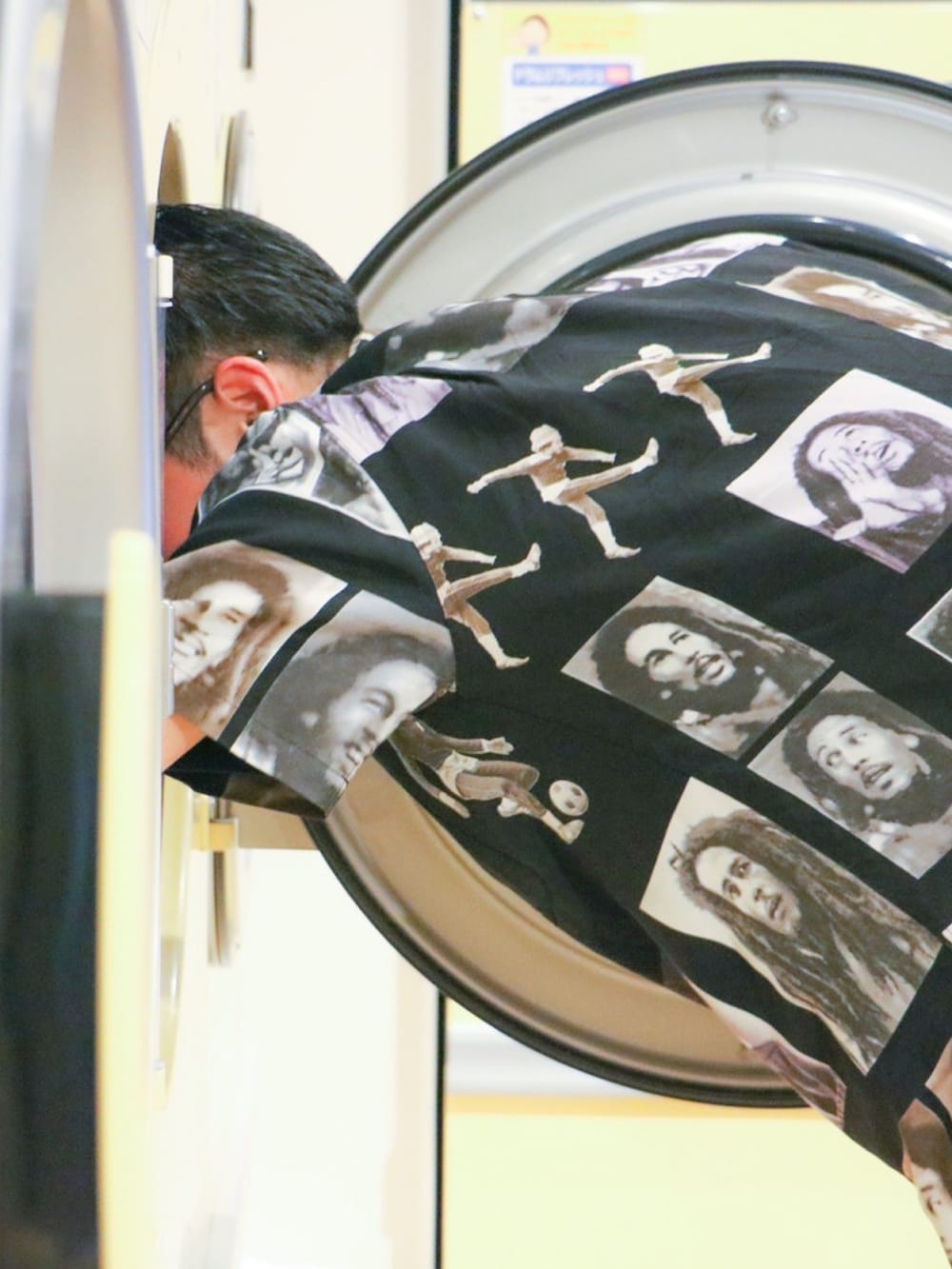 ブラック系のシャツ/ブラウス、グレー系のパンツ、ブラウン系のメガネを着用したメンズの秋コーディネートの2枚目の写真