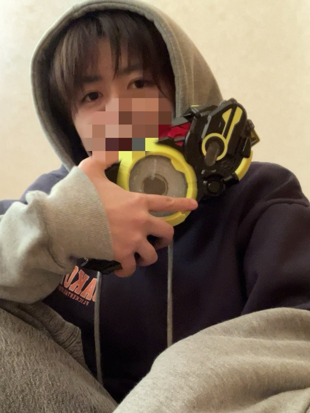 グレー系のデニムパンツを着用したレディースの冬コーディネートの2枚目の写真