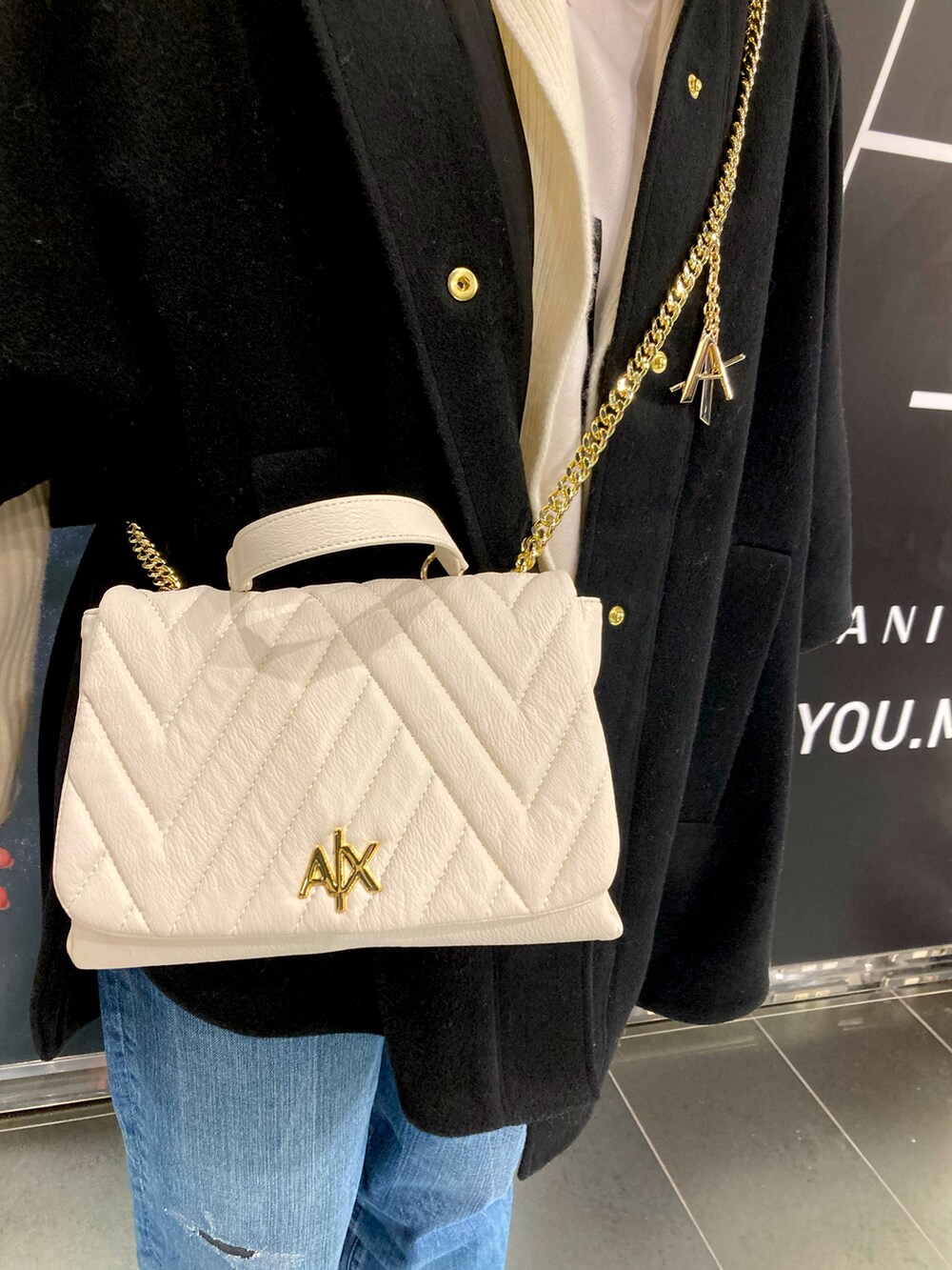 「AXchanger、axchange、axes femme、armaniexchange、大人カジュアル、休日スタイル、楽チンコーデ、ポンチョ、デニム、ニットコーデ」|「ARMANI EXCHANGEの【A|X アルマーニ エクスチェンジ】ロゴテープデザイン チャンキーレースアップブーツ(ブーツ、ブラック系)」を使った、kajibeeさん(レディース・163cm)の秋コーディネートの2枚目の写真
