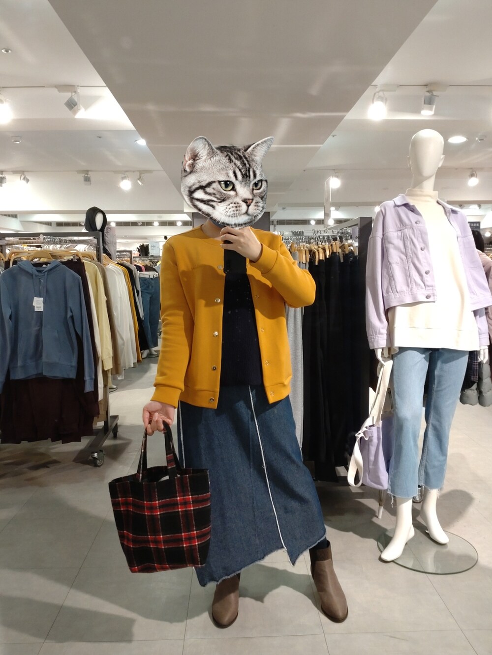 オレンジ系のジャケット/アウター、ブラウン系のブーティを着用したレディースの冬コーディネートの2枚目の写真