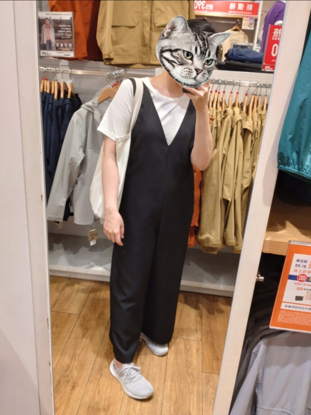 ブラック系のつなぎ/オールインワン、グレー系のスニーカーを着用したレディースの春コーディネートの2枚目の写真