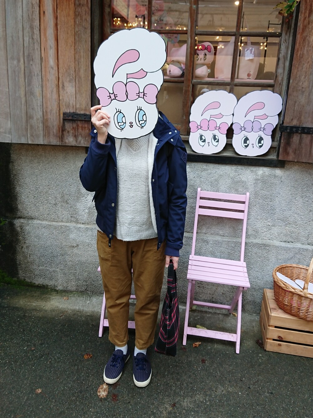 ブラウン系のチノパンツ、ブルー系のジャケット/アウター、ブルー系のシューズを着用したレディースの冬コーディネートの2枚目の写真