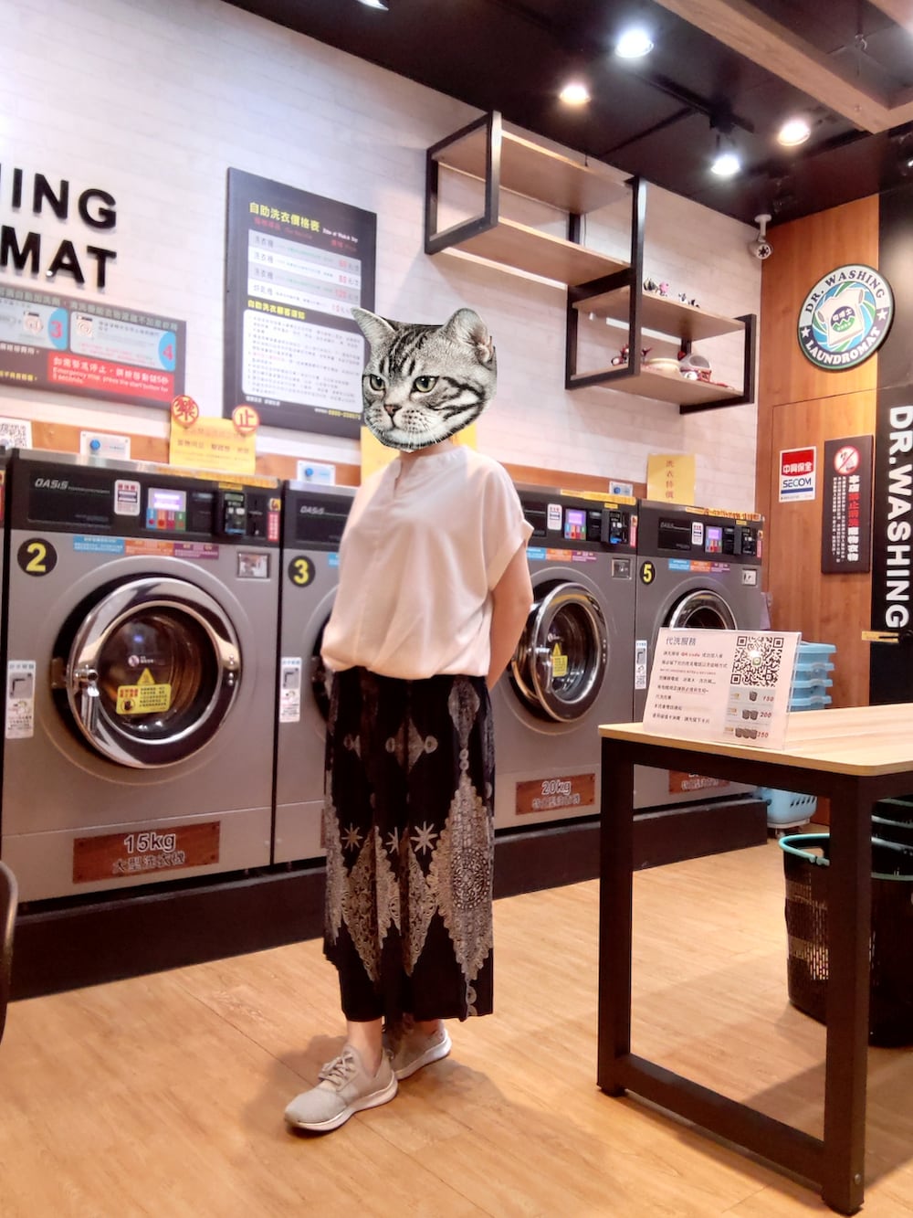 グレー系のスニーカーを着用したレディースの秋コーディネートの2枚目の写真