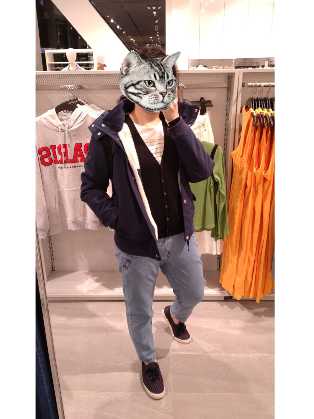 ブルー系のジャケット/アウター、ブルー系のシューズを着用したレディースの冬コーディネートの2枚目の写真