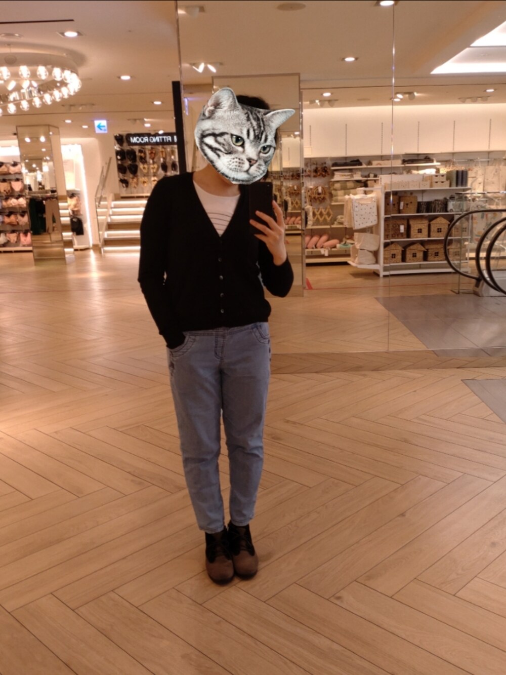 ブラウン系のブーティを着用したレディースの春コーディネートの2枚目の写真