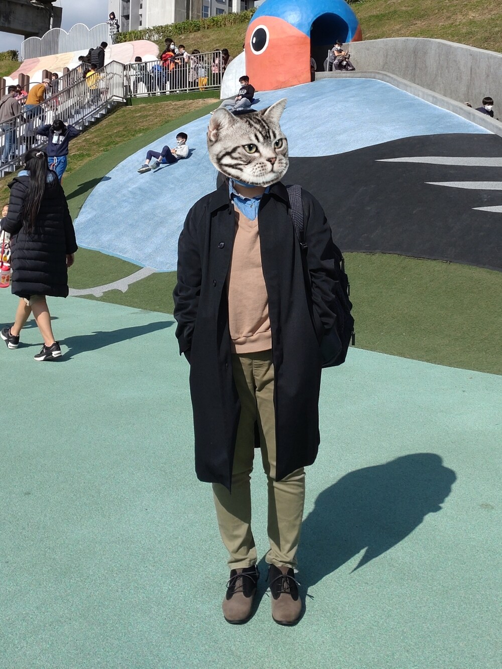 ブルー系のバックパック/リュックを着用したレディースの冬コーディネートの2枚目の写真