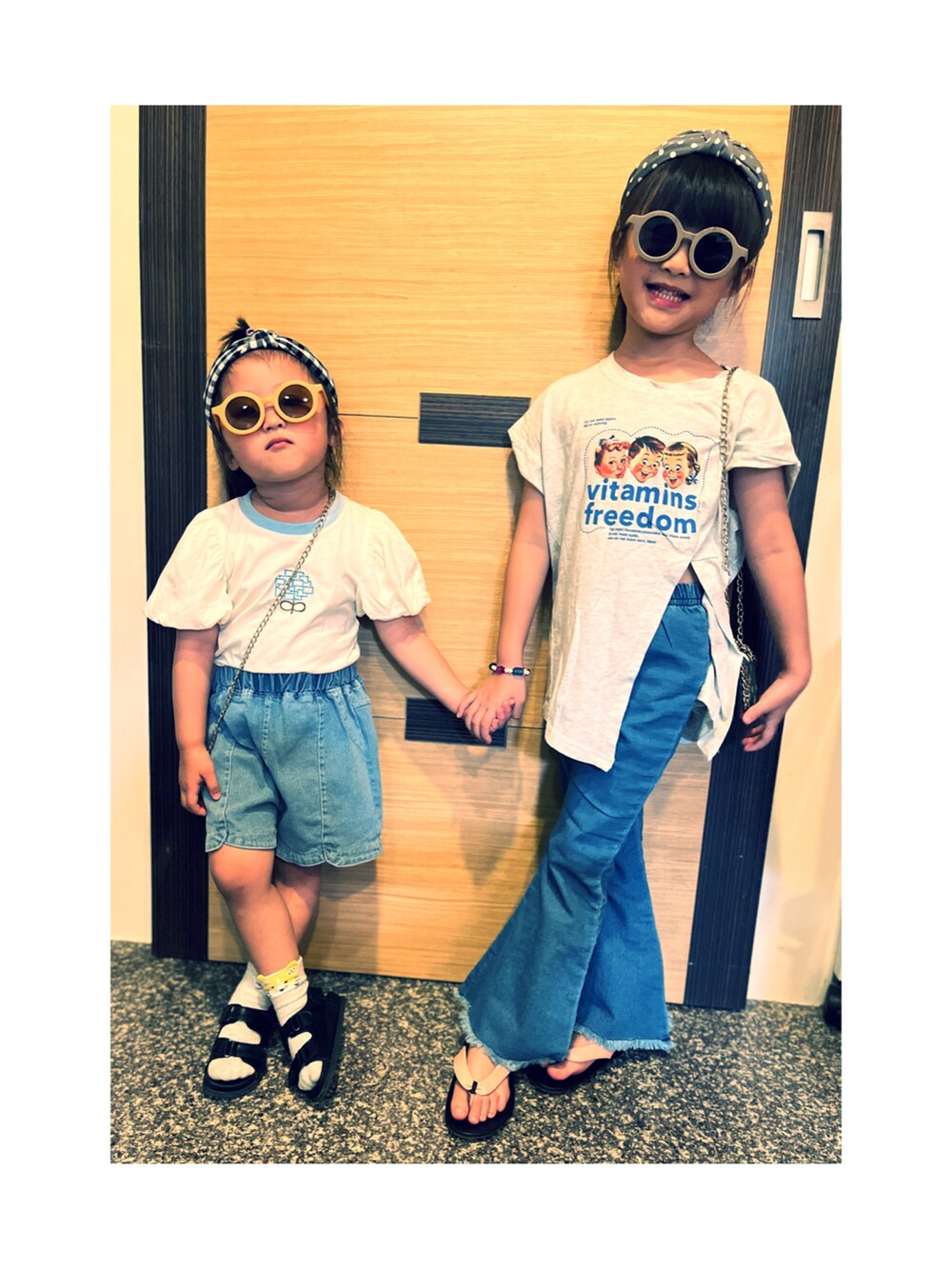 ブルー系のTシャツ/カットソーを着用したキッズの夏コーディネートの2枚目の写真