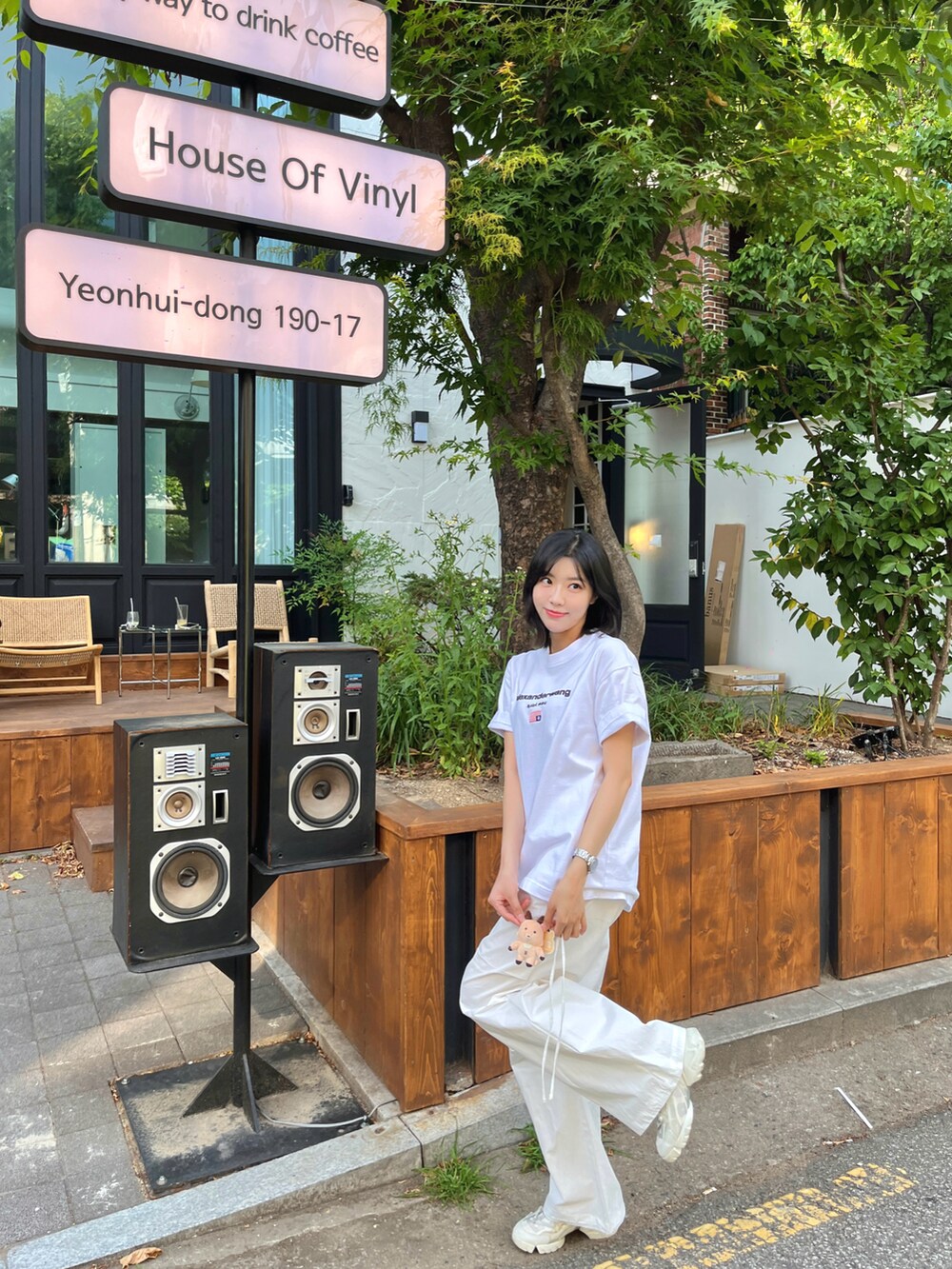 「レイヤードスタイル、夏コーデ、フェスコーデ、夏だ！Tシャツ着よう！、大人コーデ、大人かわいい、お出かけコーデ、ootd」｜「alexanderwangのアイテム（Tシャツ/カットソー、ホワイト系）」を使った、ahra_orzrさん（レディース・165cm）の夏コーディネートの4枚目の写真
