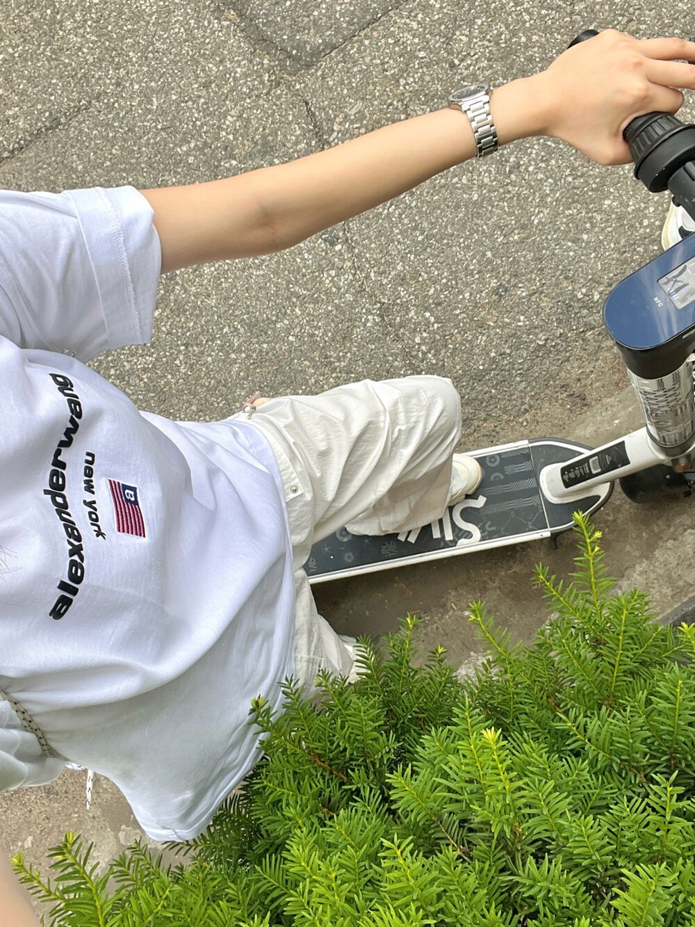 「レイヤードスタイル、夏コーデ、フェスコーデ、夏だ！Tシャツ着よう！、大人コーデ、大人かわいい、お出かけコーデ、ootd」｜「alexanderwangのアイテム（Tシャツ/カットソー、ホワイト系）」を使った、ahra_orzrさん（レディース・165cm）の夏コーディネートの3枚目の写真