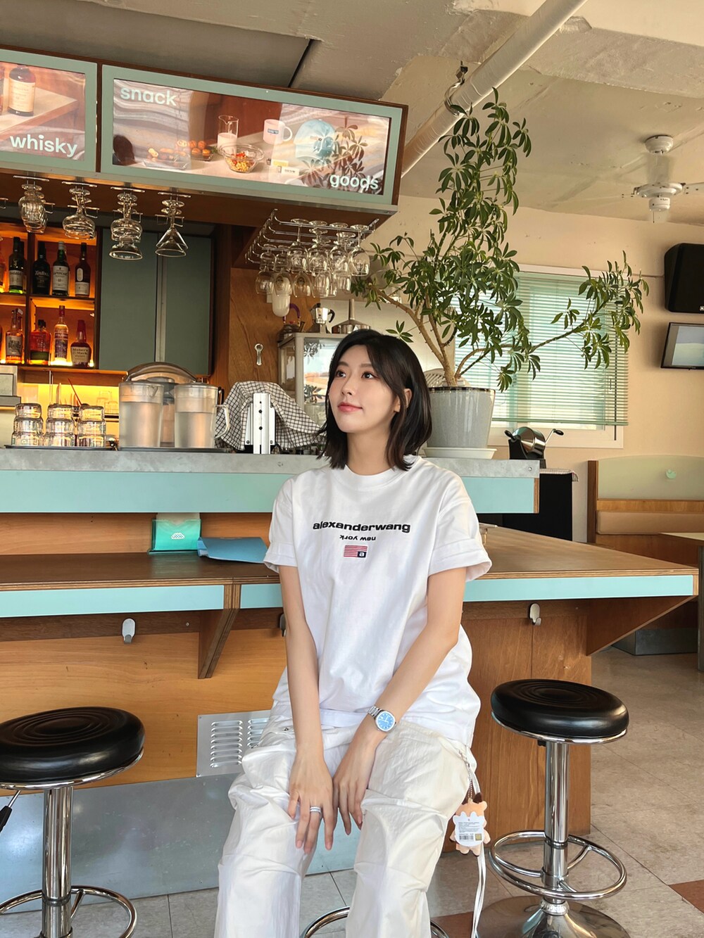 「レイヤードスタイル、夏コーデ、フェスコーデ、夏だ！Tシャツ着よう！、大人コーデ、大人かわいい、お出かけコーデ、ootd」｜「alexanderwangのアイテム（Tシャツ/カットソー、ホワイト系）」を使った、ahra_orzrさん（レディース・165cm）の夏コーディネートの2枚目の写真