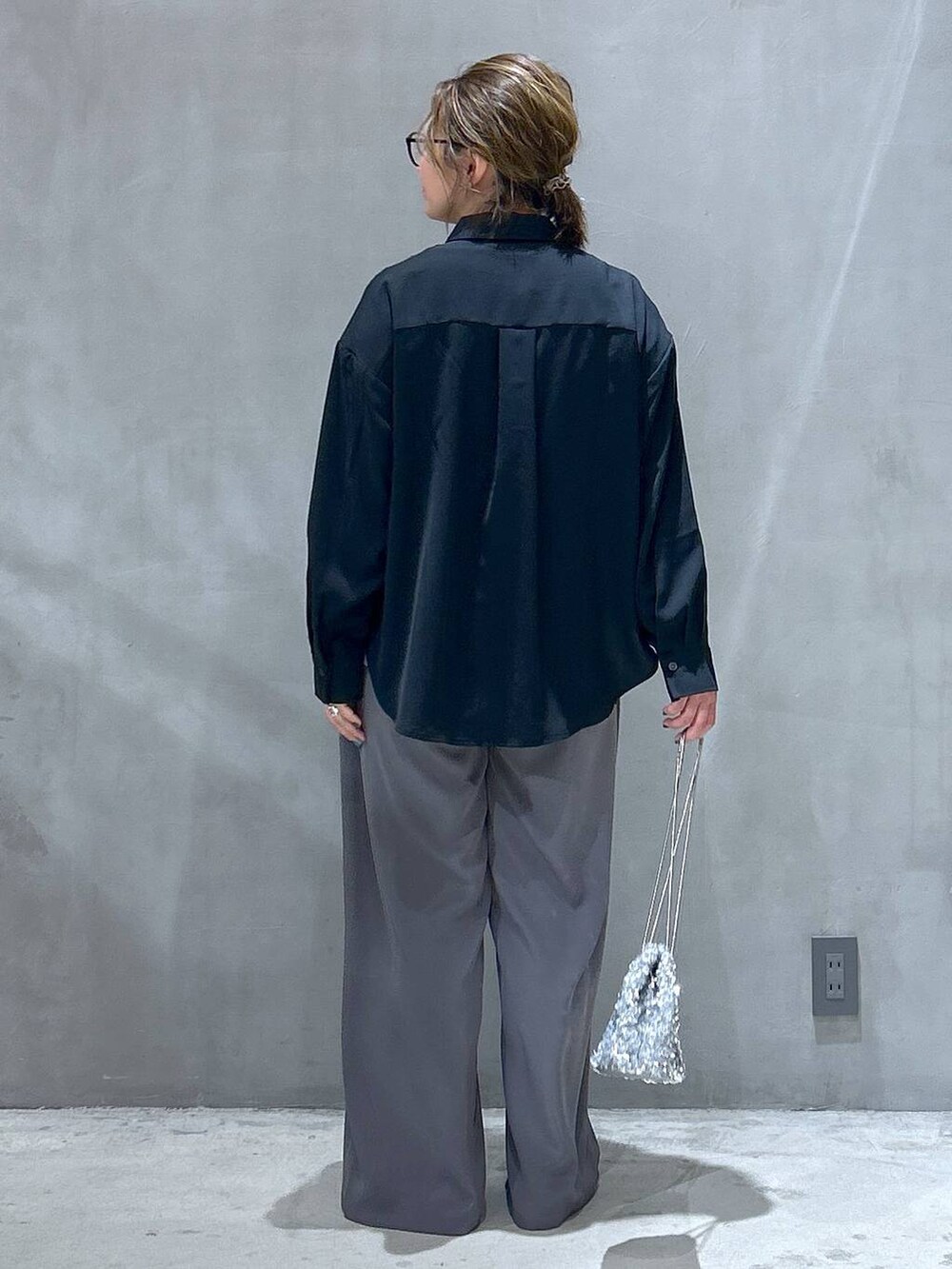 ブラック系のパンプス、その他のショルダーバッグ、グレー系のその他パンツを着用したレディースの春コーディネートの2枚目の写真