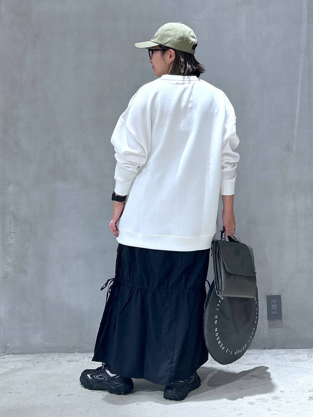 「着痩せ・細見え、シンプルコーデ、体型カバー、ベーシック/シンプル、カジュアル、ママコーデ、着痩せ、ゆったり、メガネ、LAKOLE、スカート」｜「LAKOLEのTOUGH SHEET / 113691（アウトドアグッズ、グリーン系）」を使った、asamiさん（レディース・155cm）の秋コーディネートの2枚目の写真