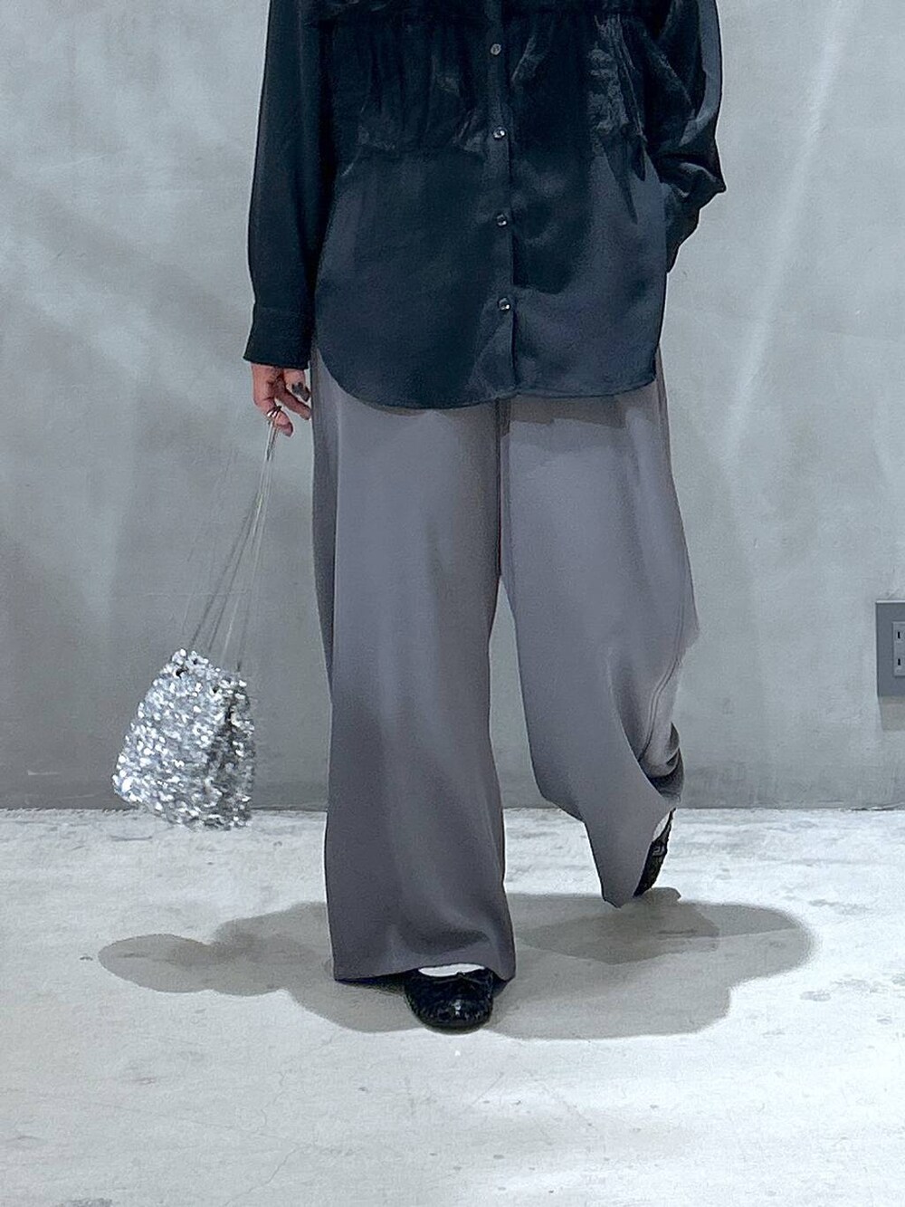 ブラック系のパンプス、その他のショルダーバッグ、グレー系のその他パンツを着用したレディースの春コーディネートの5枚目の写真