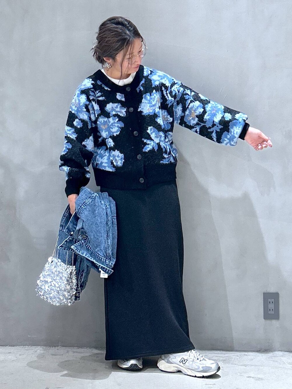 グレー系のスニーカー、ブラック系のカーディガン/ボレロ、ブルー系のデニムジャケットを着用したレディースの秋コーディネートの2枚目の写真