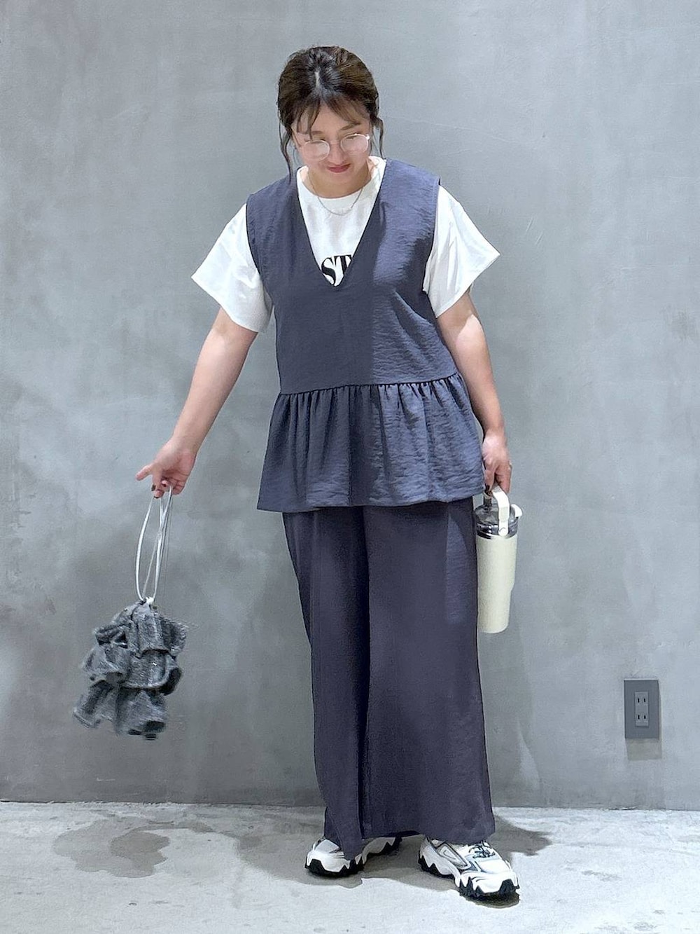 シルバー系のショルダーバッグ、ホワイト系のスニーカー、グレー系のその他パンツを着用したレディースの夏コーディネートの6枚目の写真