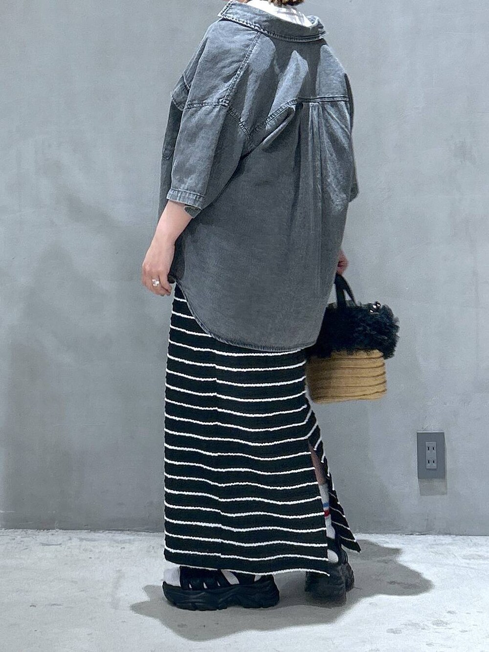 ブラック系のスニーカー、ブラック系のシャツ/ブラウス、ベージュ系のショルダーバッグを着用したレディースの春コーディネートの2枚目の写真