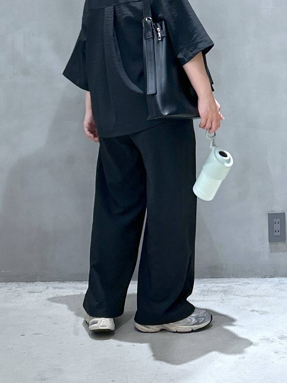 ブラック系のショルダーバッグ、ブラック系のその他パンツ、ブラック系のシャツ/ブラウスを着用したレディースの春コーディネートの4枚目の写真