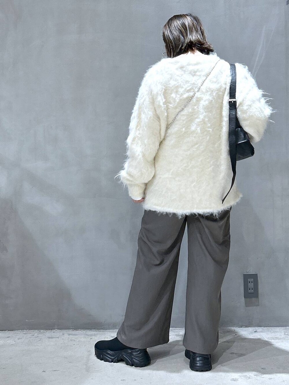 ベージュ系のカーディガン/ボレロ、ブラック系のブーツ、ベージュ系のその他パンツを着用したレディースの秋コーディネートの2枚目の写真