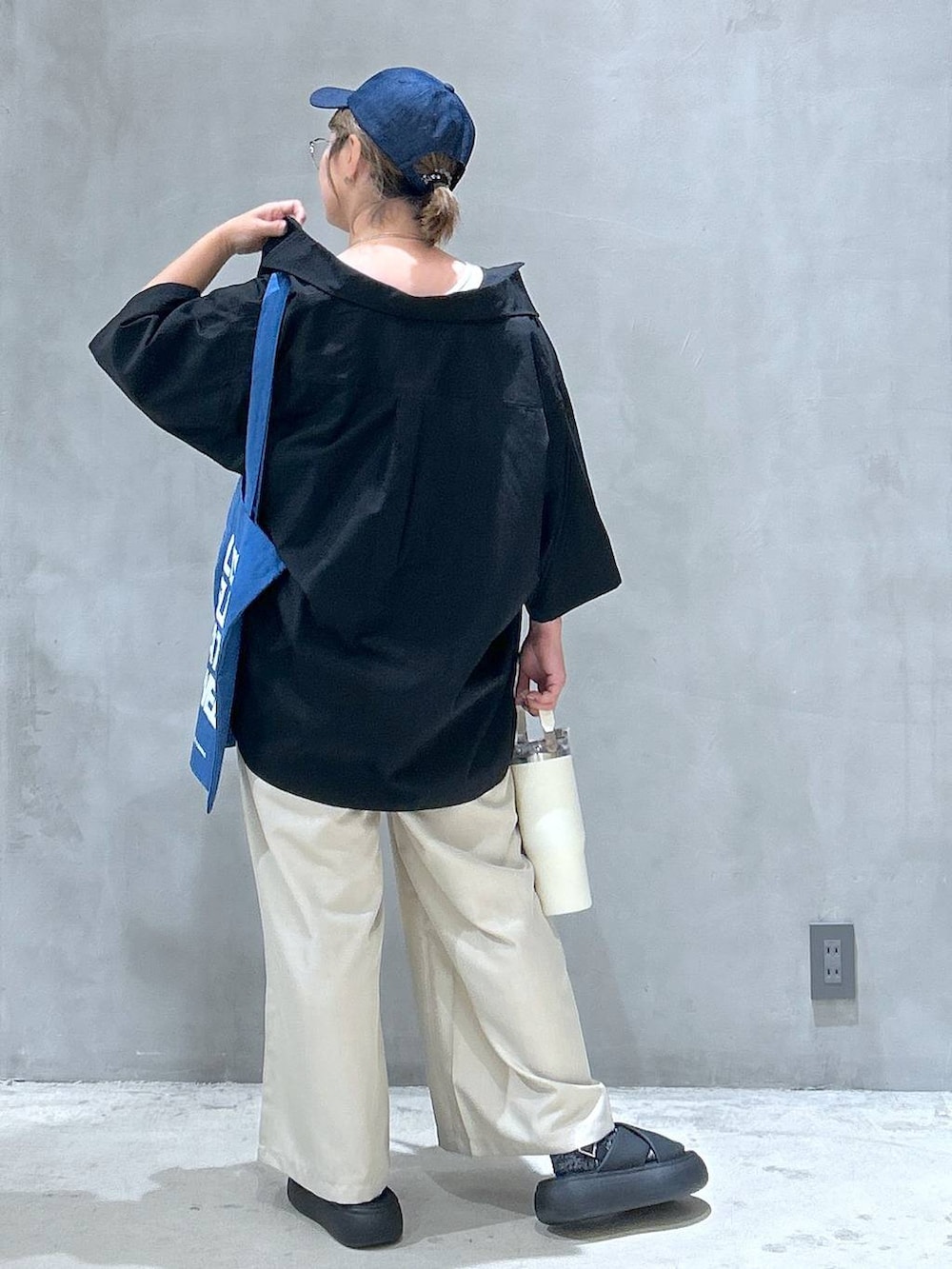 ブラック系のサンダル、ブルー系のトートバッグ、ベージュ系のつなぎ/オールインワンを着用したレディースの夏コーディネートの2枚目の写真