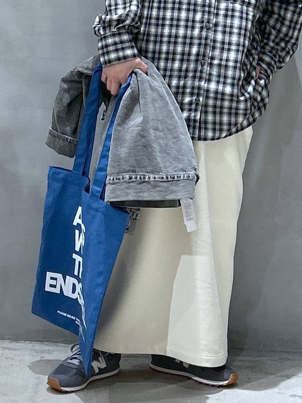 グレー系のスニーカー、ホワイト系のスカート、ブラック系のシャツ/ブラウスを着用したレディースの春コーディネートの4枚目の写真