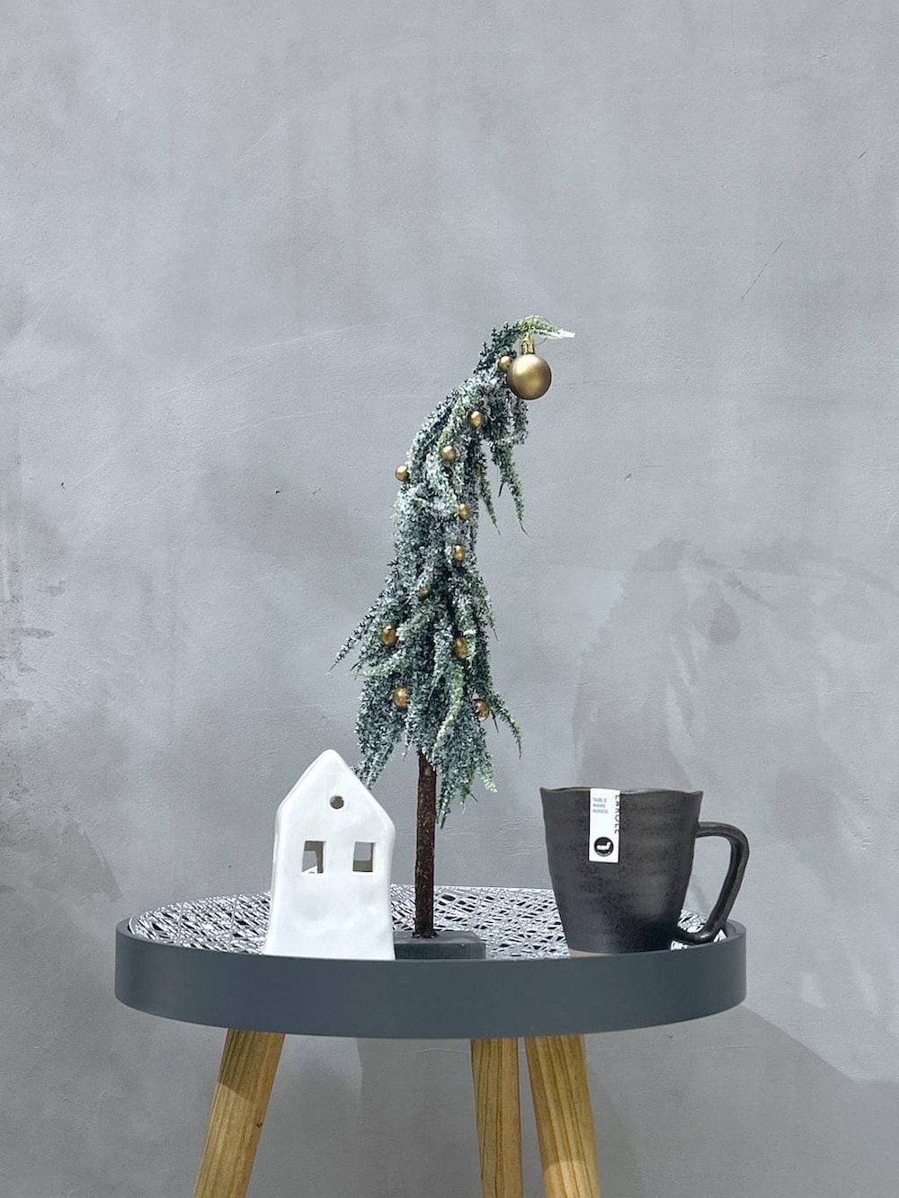 ブラック系のニット/セーター、ブルー系のデニムパンツ、ブラック系のスニーカーを着用したレディースの秋コーディネートの5枚目の写真