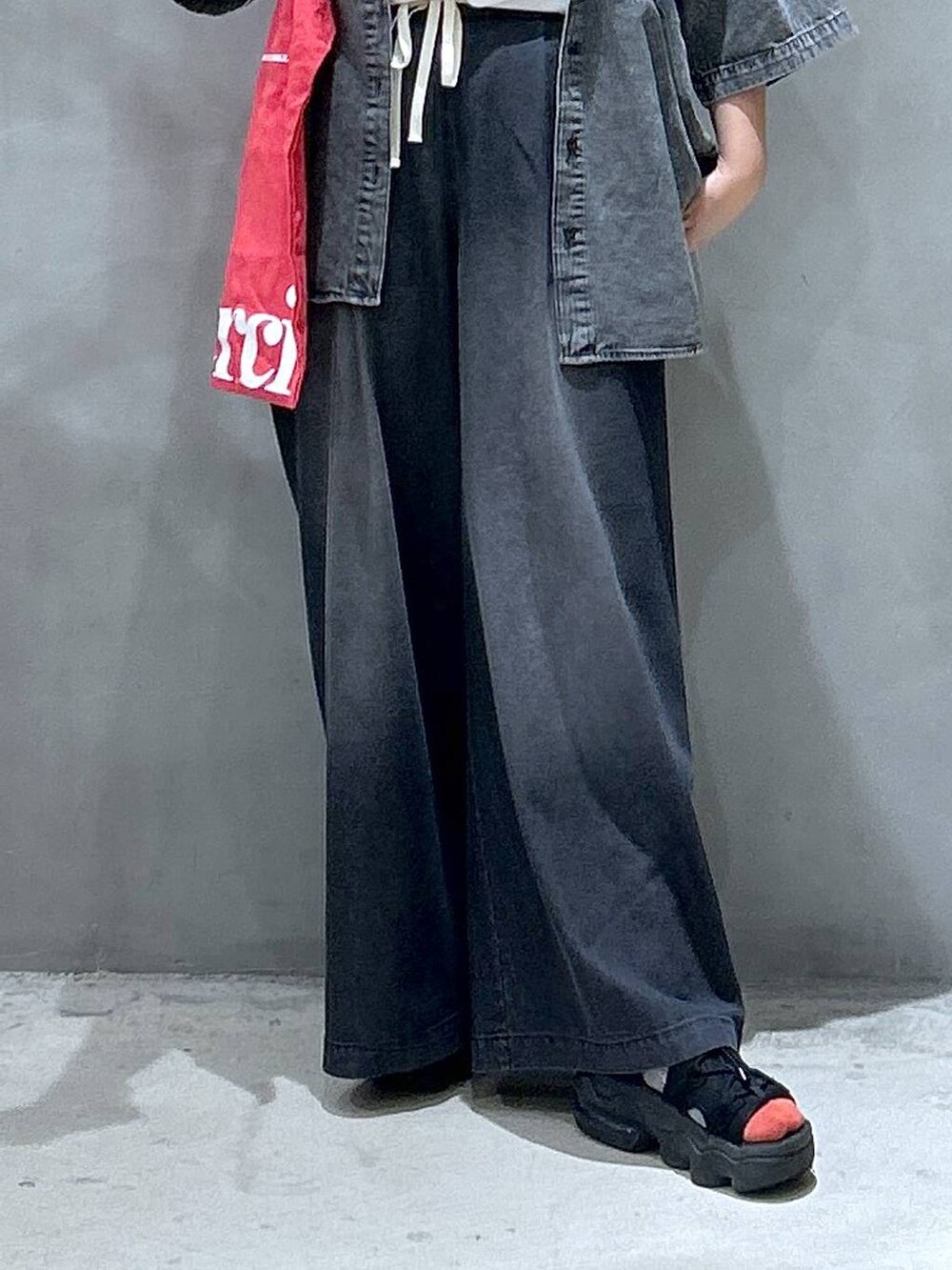 ブラック系のシャツ/ブラウス、レッド系のトートバッグ、ブラック系のデニムパンツを着用したレディースの夏コーディネートの5枚目の写真