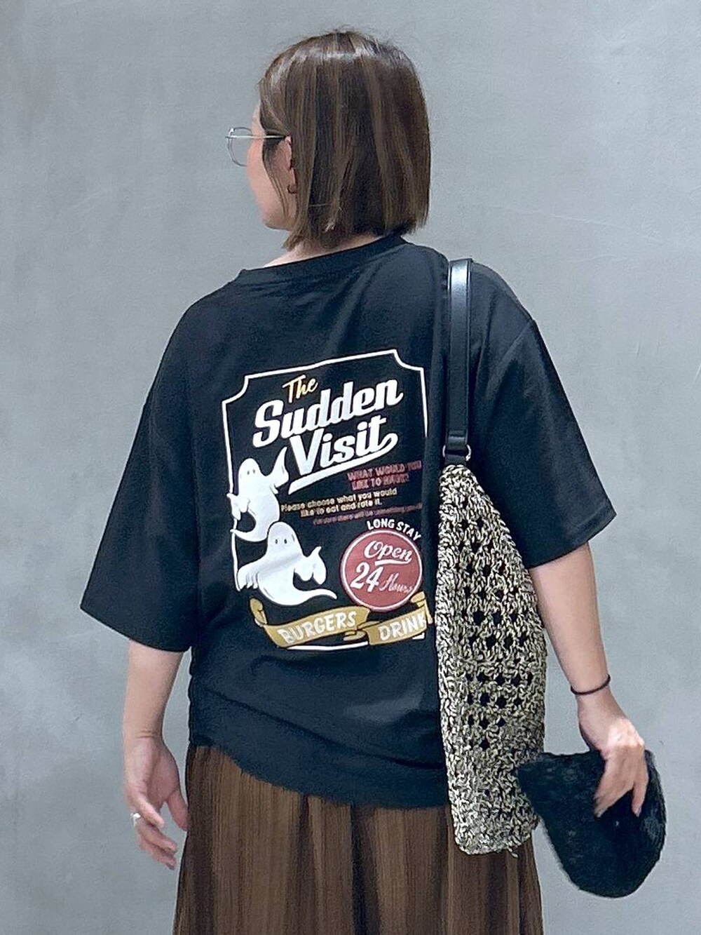 ブラック系のトートバッグ、ブラック系のサンダル、ブラウン系のその他パンツを着用したレディースの春コーディネートの5枚目の写真