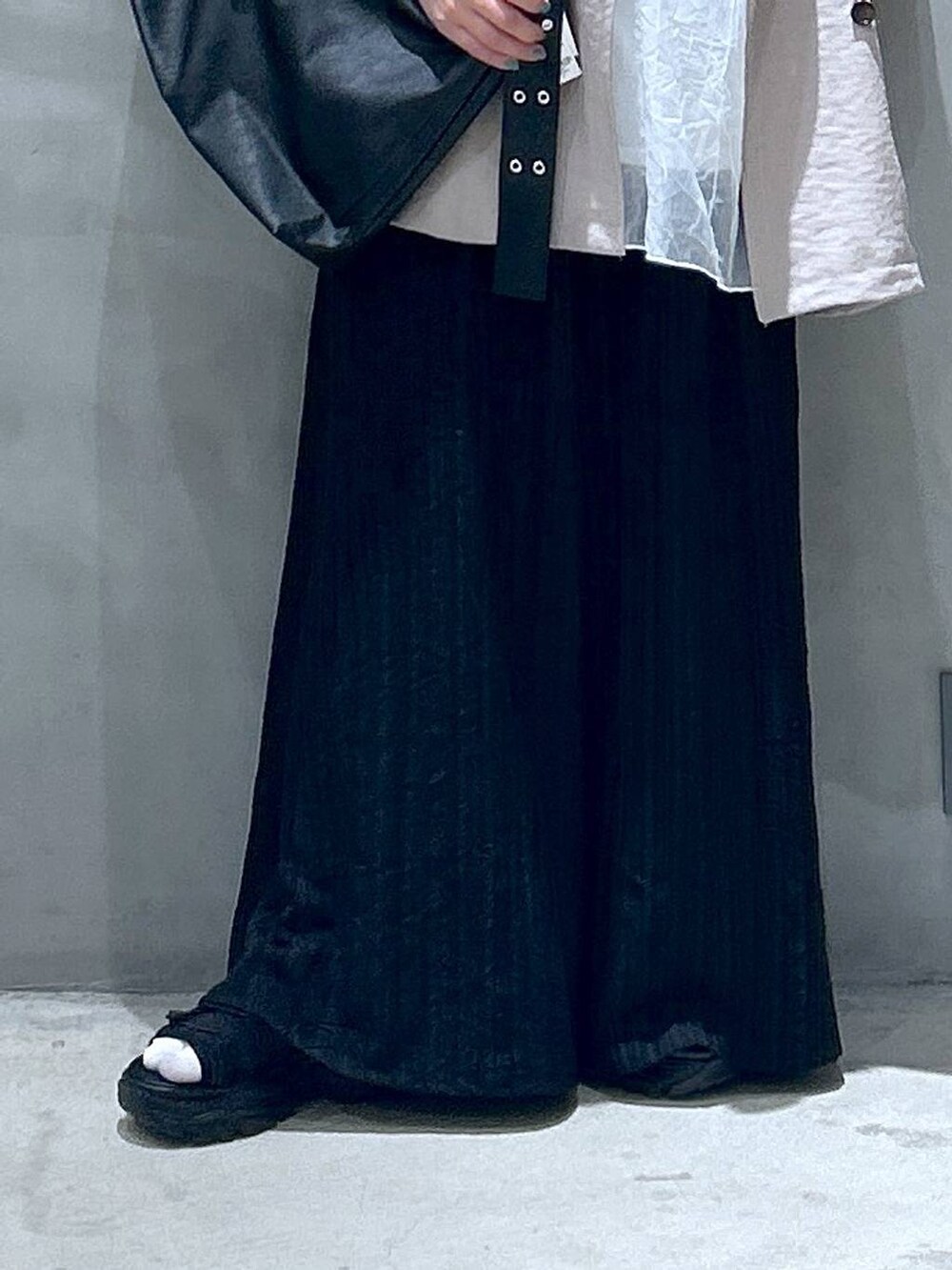 ブラック系のスニーカー、ブラック系のトートバッグ、ブラック系のその他パンツを着用したレディースの春コーディネートの5枚目の写真