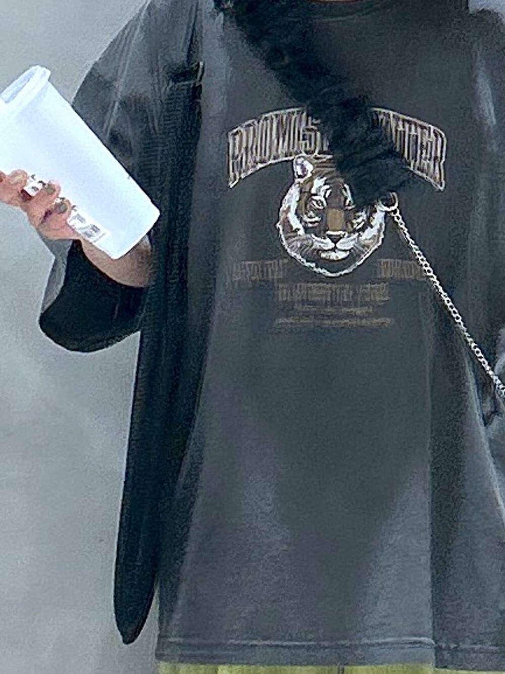 ブラック系のスニーカー、グリーン系のその他パンツ、グレー系のTシャツ/カットソーを着用したレディースの春コーディネートの3枚目の写真