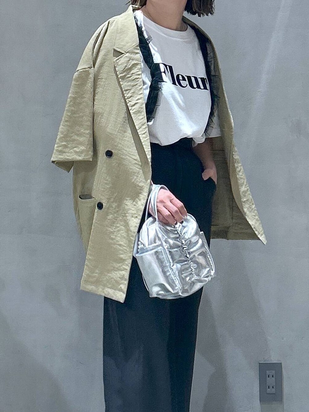 ブラック系のスニーカー、ブラック系のその他パンツ、ホワイト系のTシャツ/カットソーを着用したレディースの春コーディネートの4枚目の写真